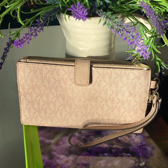 Michael Kors Jet Set Wristlet - Picture 2 of 13